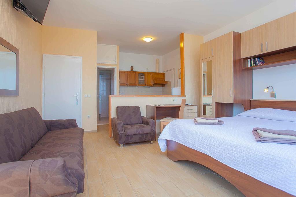Guest House Lovric Лумбарда Екстериор снимка