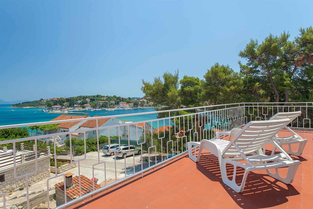 Guest House Lovric Лумбарда Екстериор снимка