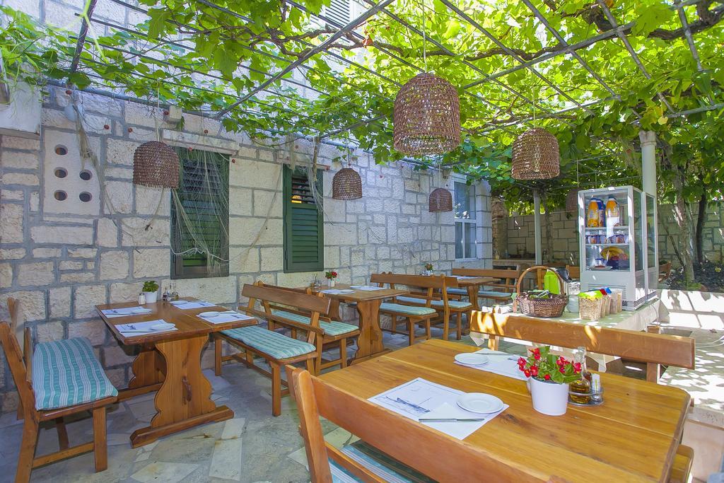 Guest House Lovric Лумбарда Екстериор снимка